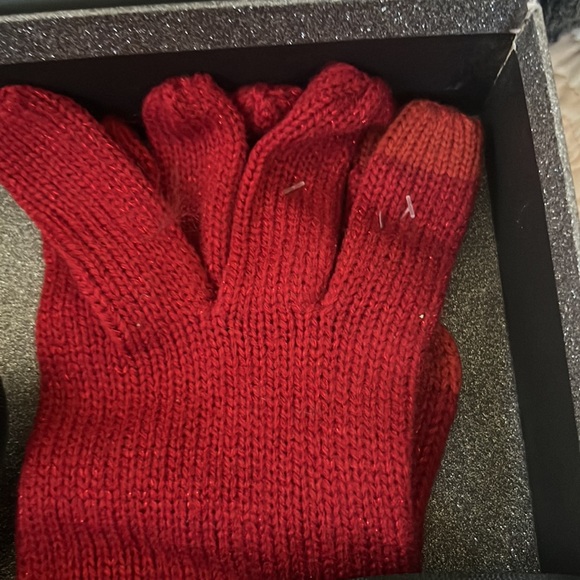 🎄Firm Price🎄IN.C.
INTERNATIONAL CONCEPTS
Beanie Hat & Gloves Set RED NEW - Picture 7 of 11
